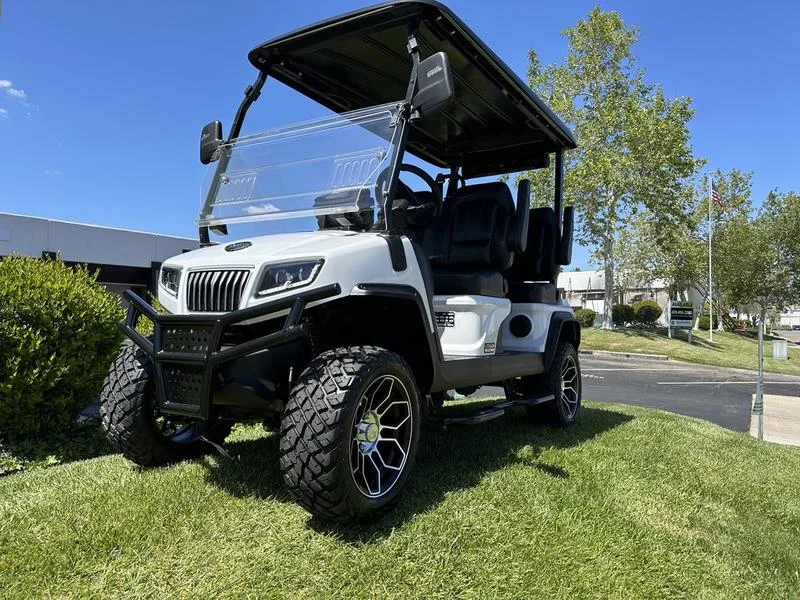 EMT-24909-001-C63A49B9-5C3F-4E80-B77E-D971F8A2A03D.webp 2025 Evolution D5 Maverick 4 Pearl White lifted four-passenger lithium golf cart stock EMT-24909